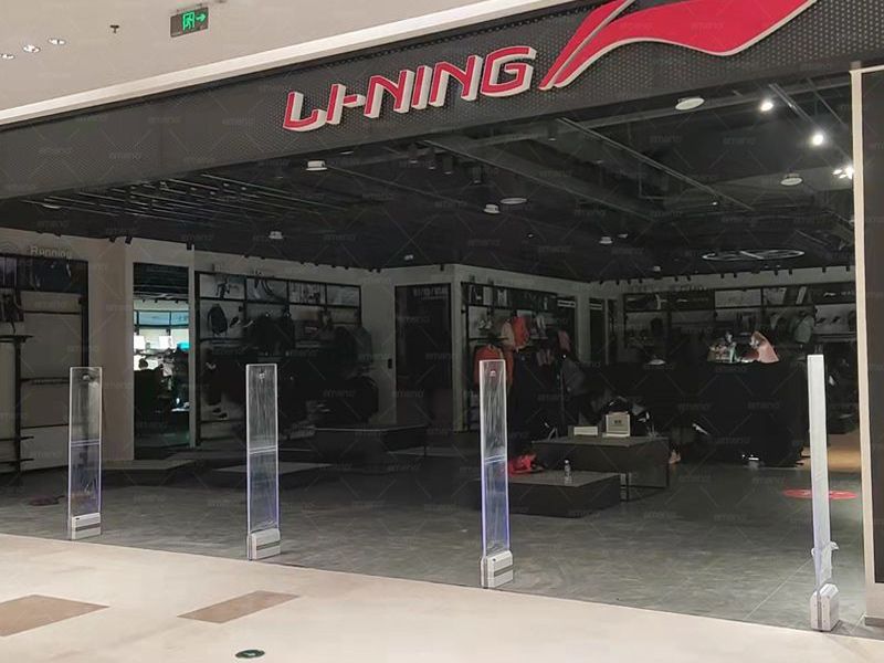 Li Ning-tuotekauppaan asennettiin kuutioinen akustinen magneettinen varkaudenestolaite AM9800