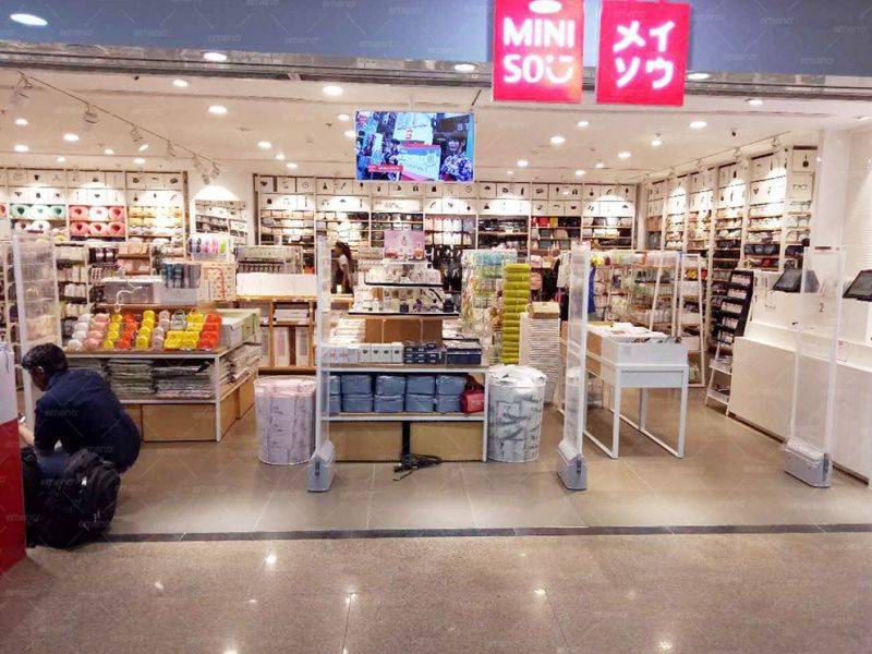 MINISO boutique asentaa CuboM AM7806 turvaoven