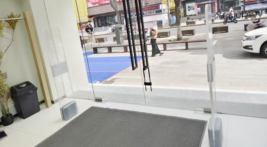 AM&RFID-kaksoistaajuus: Älykäs tietoturva vaatekaupan teollisuudelle.